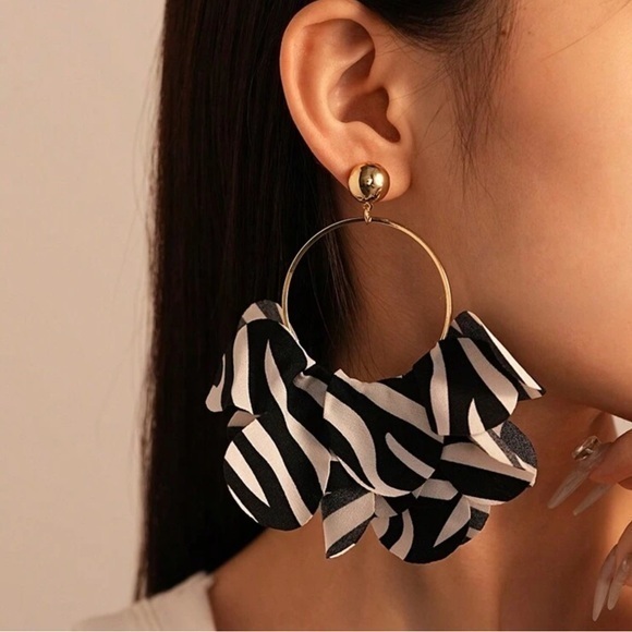 Quiet luxury boutique Jewelry - ✨ NEW Elegant Black and White Hoop Earrings